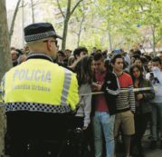 Copertina di Baby Rambo uccide prof con la balestra