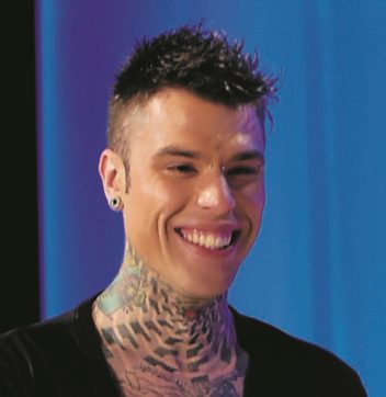 Copertina di Fedez e la “rissa” nel privè: il pasto è servito