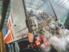 Copertina di Il governo s’è schierato con i signori dei rifiuti