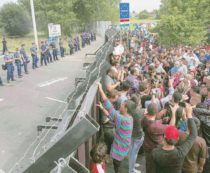 Copertina di “Il nemico è alle porte”: Lacrimogeni e tank