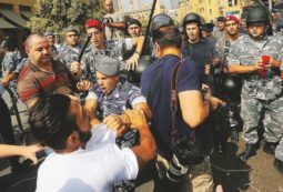 Copertina di “I politici puzzano, siamo noi la vera primavera d’Arabia”