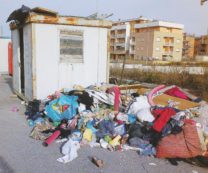 Copertina di L’odore delle case dei morti: la  periferia vista dal salotto chic