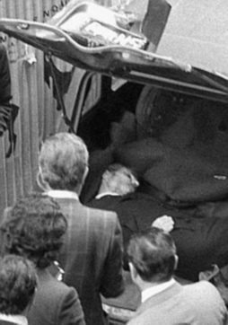 In Renault 4 rossa per protesta contro la Balzerani (ex Br)