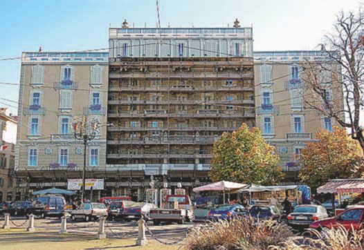 Copertina di Una biblioteca e alcuni oggetti: solo uno spazio dedicato all’interno dell’hotel extra lusso