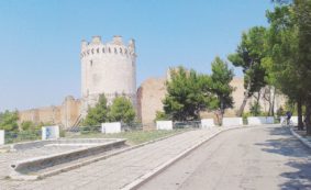 Copertina di Le 12 lampadine (private) che illuminano Lucera