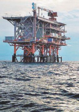 Cade nella stiva della nave, operaio muore annegato