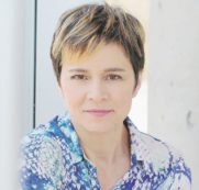 Copertina di La noia e la crisi normale di una famiglia particolare