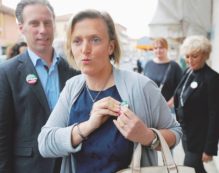 Copertina di “Finisce sotto un’auto”. La sorella del premier: “Solo tarallucci e vino”