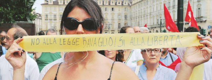 La bandiera ammainata del Pd: “Tutti uniti contro il bavaglio”