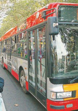 “Spostate le auto  in doppia fila”. Autista massacrato dal branco