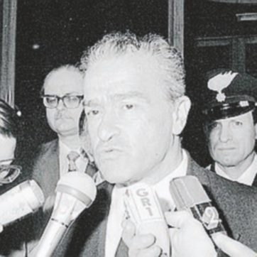 Il discorso all’acciaieria “amate la carta”