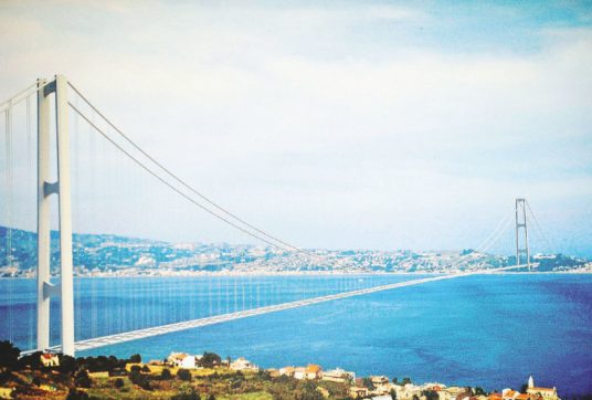 Copertina di Riecco il Ponte di Messina Un bluff da un miliardo