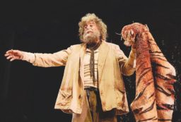 Copertina di Predatori si nasce ma la legge dello zoo rischia di annoiare