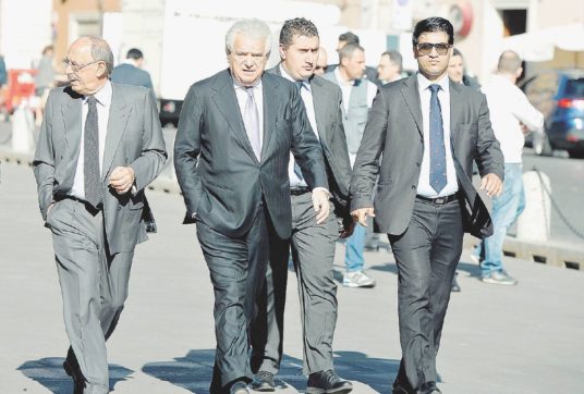 Verdini e la sua corte al bar: seggi, villette e cornetti