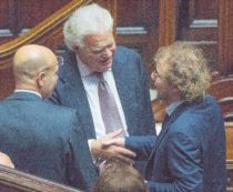 Copertina di Denis fra un tribunale e l’altro: un “mostro” per cinque processi