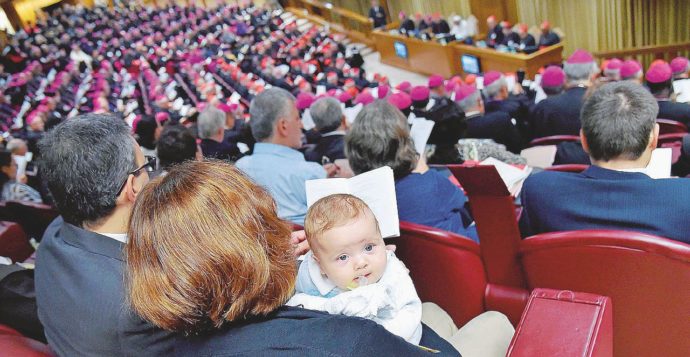 Copertina di Il Papa: “Non siamo in Parlamento”. Primo scontro fra i cardinali al Sinodo