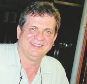 Copertina di In sette prima gli ordinano le pizze  poi lo portano via in motoscafo