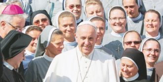 Copertina di Un Sinodo tira l’altro, il metodo  del Papa per imbrigliare i critici