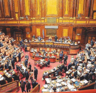 Senato, ultima fermata: oggi il governo straccia la Carta