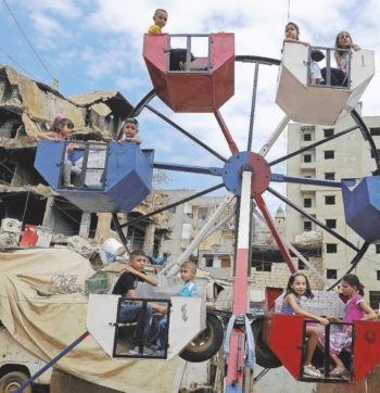 Motorini, monnezza e pallone: “scugnizzi” senza futuro a Shatila