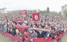 Copertina di Una pietra dritta al cuore. Il Toro è tornato a casa