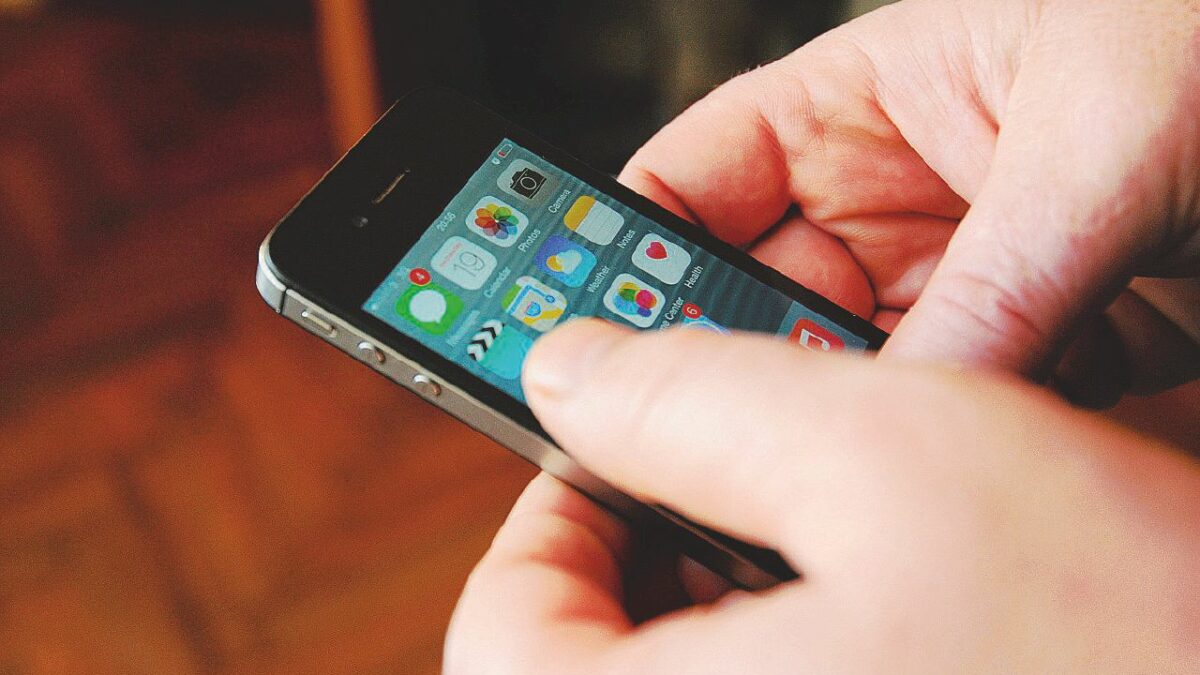 Il prete risponde “ok” a un messaggio sul cellulare e scatta la truffa da 120mila euro. L’appello ai fedeli: “Aiutatemi a ripristinare il salvadanai