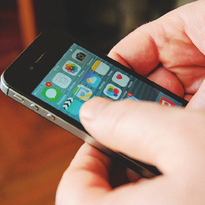 Il prete risponde “ok” a un messaggio sul cellulare e scatta la truffa da 120mila euro. L’appello ai fedeli: “Aiutatemi a ripristinare il salvadanai