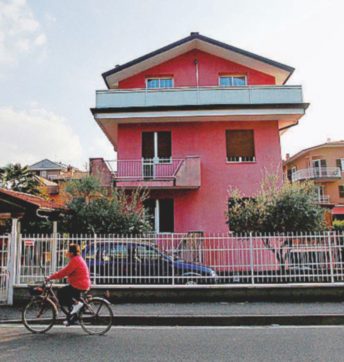 Vede un ladro e spara: “Omicidio volontario”