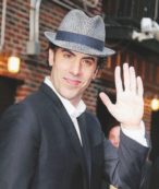 Copertina di Baron Cohen spia con hooligan. Sky 3D per gli Uffizi