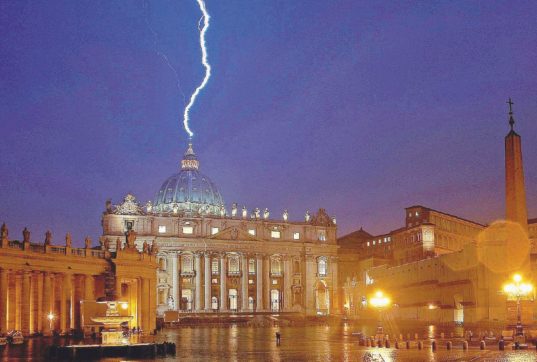 Copertina di Vaticano, il complotto è a corte e Bergoglio cambia quasi tutto