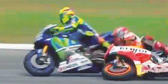 Copertina di A Sepang Rossi perde la guerra dei nervi con Marquez: lo fa cadere ed è penalizzato