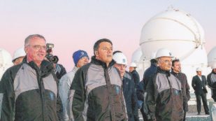 Copertina di Renzi: “Fate super telescopi”. E gli taglia 3 milioni