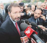 Copertina di Marino, dimissioni in bilico: “Vado in aula, poi deciderò”