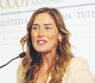 Copertina di Il martedì pizza e birra con Boschi. Il club di donne che preoccupa i Dem