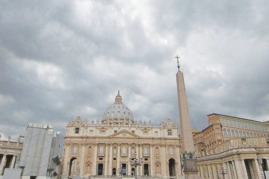 Copertina di Il Vaticano gode, ma teme retate in casa