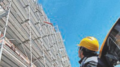 Copertina di Due morti sul lavoro in poche ore, operaio precipita da un ponteggio e l’altro è stato schiacciato da un macchinario