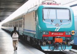 Copertina di Fs,  l’azienda sta deragliando tra inchieste e liti dei capi