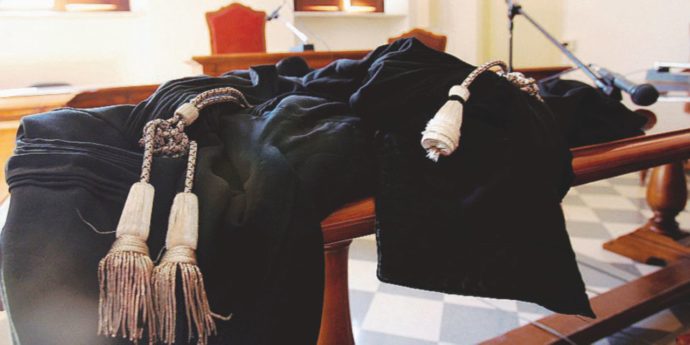 Un banale virus. E la giustizia si blocca