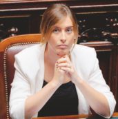 Copertina di La “Mari”, tacco 12 e “capelli scolpiti”