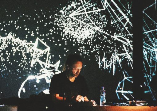 Copertina di Thom Yorke da solo in volo su Torino