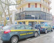 Copertina di 9 mila evasori festeggiano il colpo di spugna di Renzi