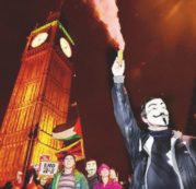 Copertina di Anonymous, in nome di Guy Fawkes guerriglia ma col giubbotto alla moda