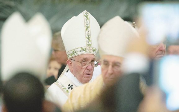 Copertina di Sinodi, corvi e mani tra le gambe: com’è duro fare il Papa