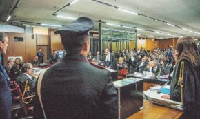 Copertina di Amori e vendette, i sicari di Mafia Capitale sparavano