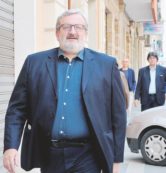 Copertina di Emiliano ci prova: referendum trivelle e reddito minimo