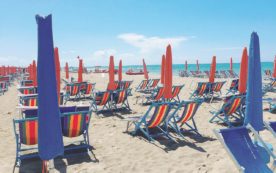 Copertina di Colpito da trenta secchiate d’acqua mentre riposa in spiaggia ad Alassio: turista 75enne finisce in ospedale