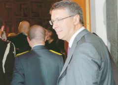 Copertina di Predica bene e appalta male: l’Anac fa contratti senza gara