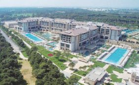 Copertina di Gli inviati Rai negli hotel di lusso. Il dg furioso