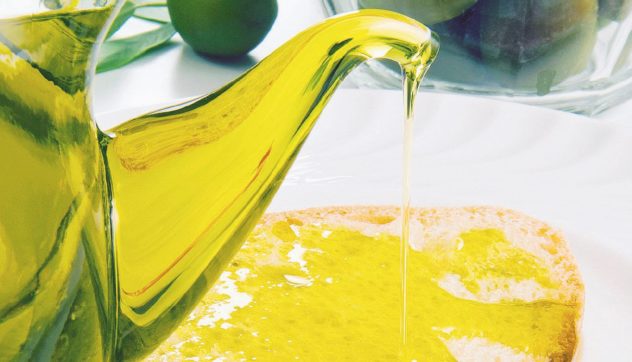 L’olio d’oliva fa ingrassare? “Stimola la formazione del grasso”: il nuovo studio e l’analisi dell’esperto