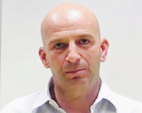 Sedriano, il sindaco a 5Stelle porta la divisa  Un finanziere  per il Comune sciolto per mafia